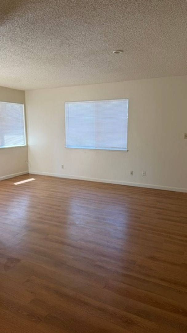 Building Photo - Duplex for RENT!