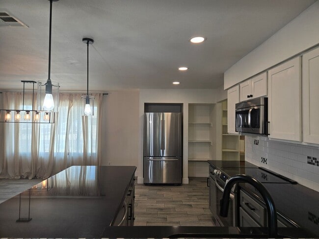 Building Photo - Coming Soon! ?Beautiful 4 bed, 2 bath Home, NO HOA! (Available 05/15/26)