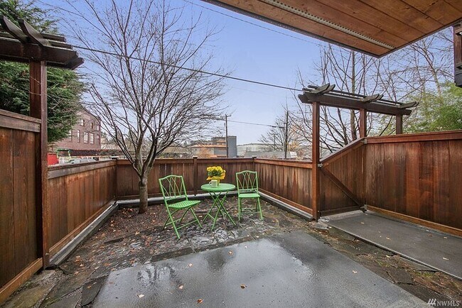 Foto del edificio - 3841 Woodland Park Ave N