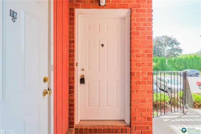 Foto del edificio - 1464 N Cedar Crest Blvd