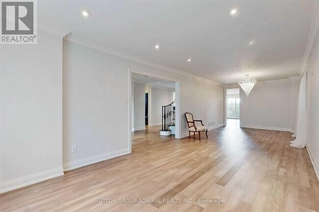 Building Photo - 15 Dundurn Crescent