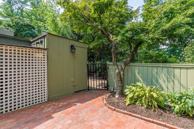 Building Photo - 7 Belaire Way