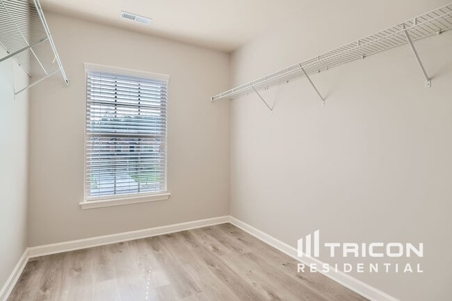 Building Photo - 6740 Oak Hill Pl