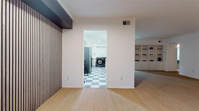 Building Photo - 357 N Post Oak Ln