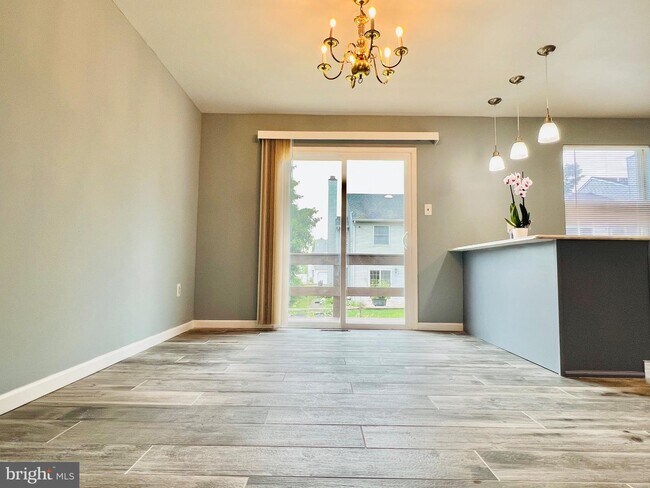 Building Photo - 132 Red Haven Dr