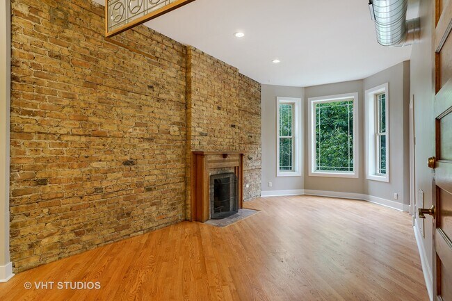 Foto del edificio - 3317 N Sheffield Ave