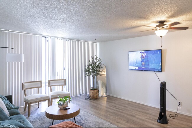 Building Photo - 1400 E Palm Canyon Dr