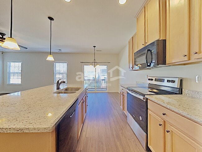 Foto del edificio - 2215 Ambergate Dr