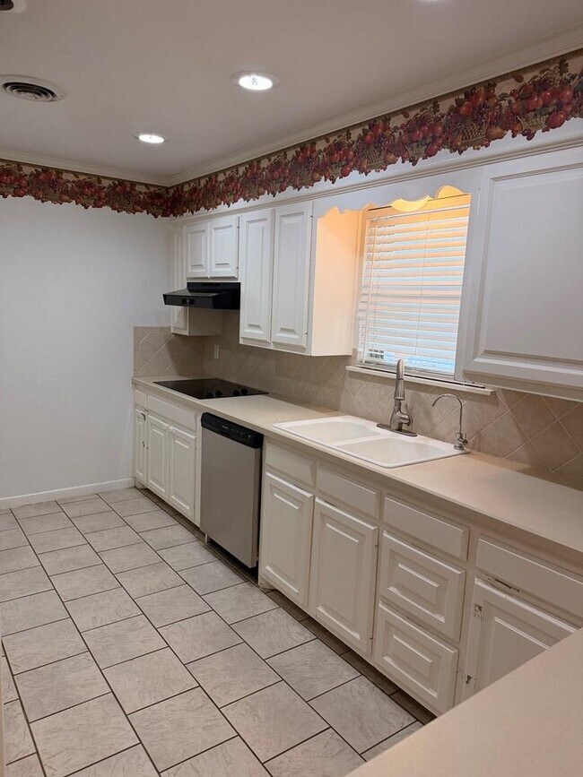 Building Photo - 1617 E 49th St