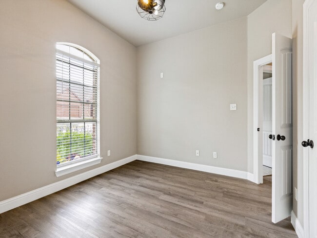 Building Photo - 455 Chisholm Trail