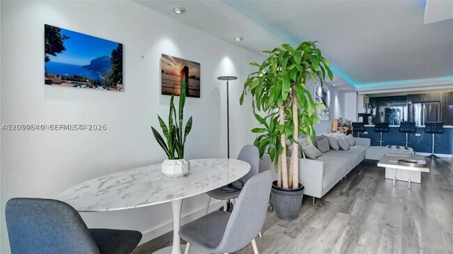 Foto del edificio - 6450 Collins Ave