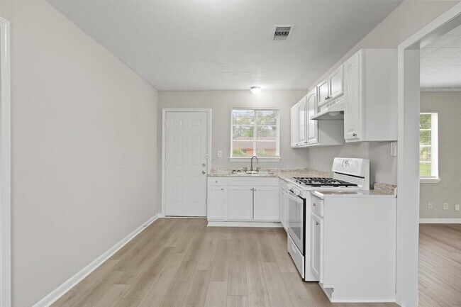 Foto del edificio - 9133 Woodlyn Rd