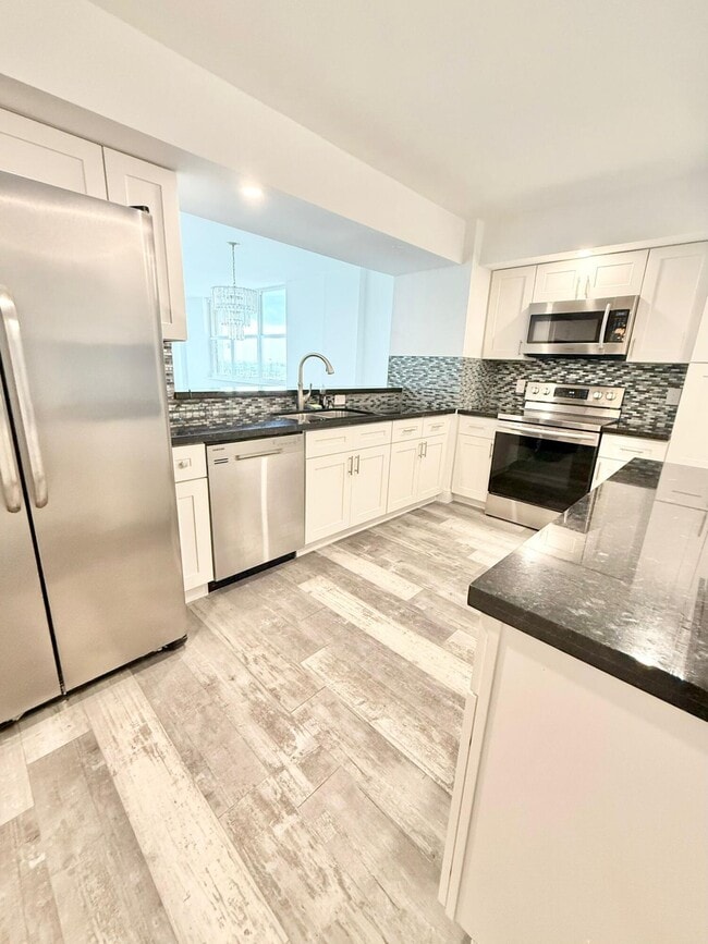 Building Photo - 1150 Hillsboro Mile