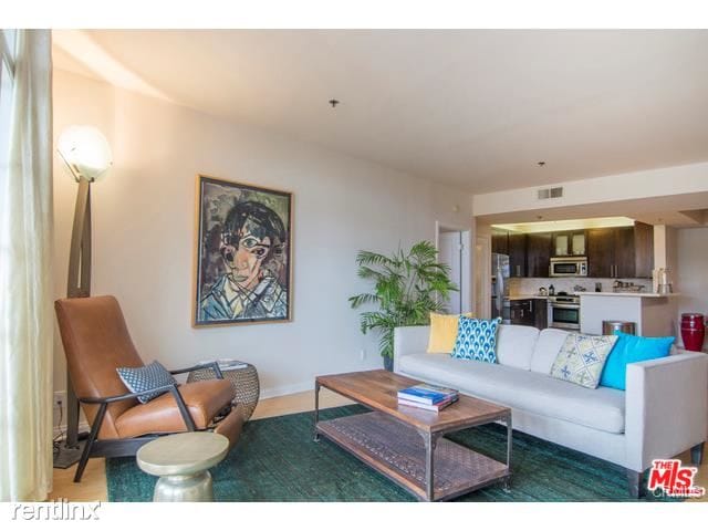 Building Photo - 2222 N Beachwood Dr