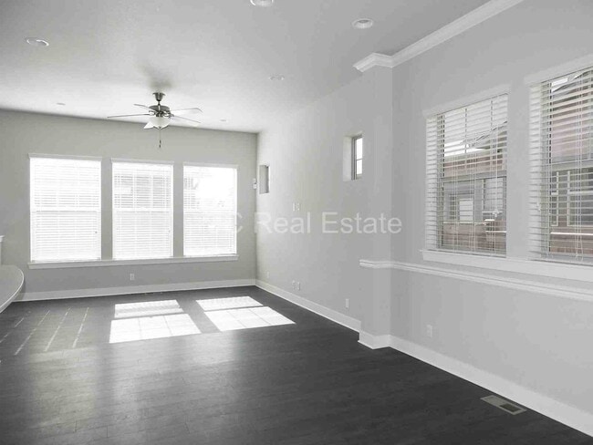 Building Photo - Central Park Home for Rent! Mountain Views!