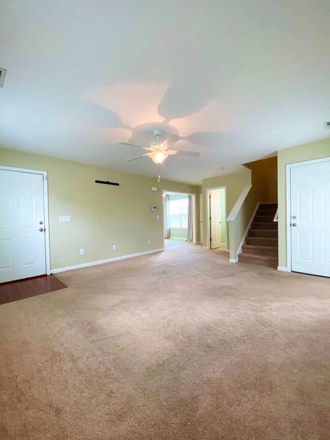 Building Photo - Beautiful 3 Bed 2.5 Bath House