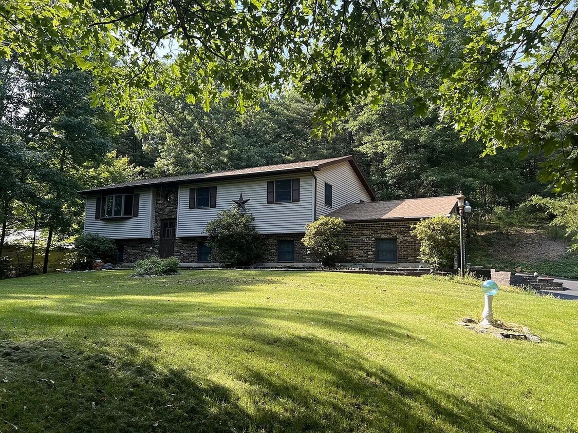Foto principal - 135 Mills Rd