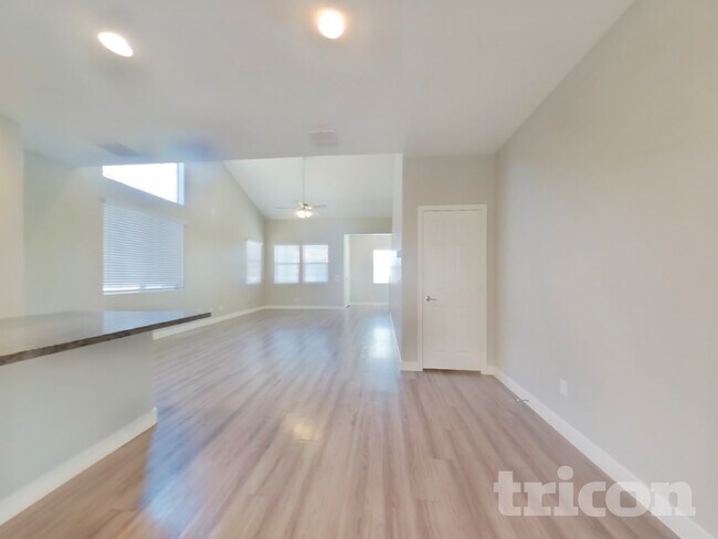 Building Photo - 2630 E Danbury Rd