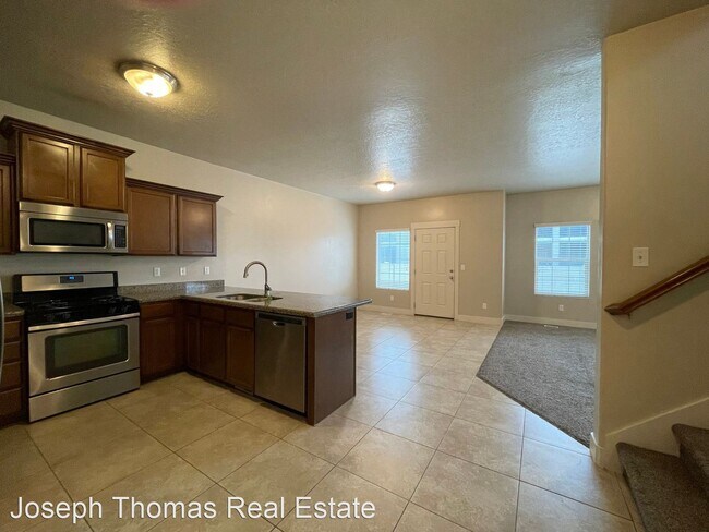 Building Photo - 4 br, 3.5 bath House - 132 E Carbonell Way