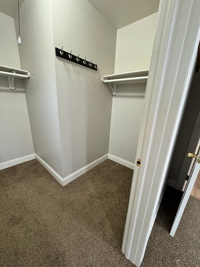 Vestidor - 510 Ellicott St