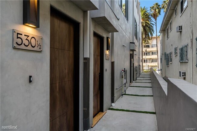 Building Photo - 2 br, 2.5 bath Condo - 530 3/4 N Hayworth Ave