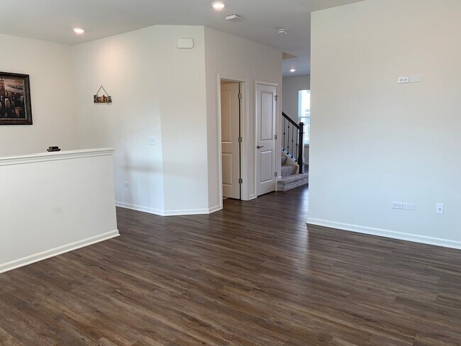 Building Photo - 285 Lakeshore Dr