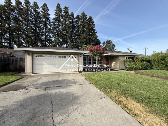 Foto del edificio - Spacious 3bd/2ba Carmichael Home With Sun Room