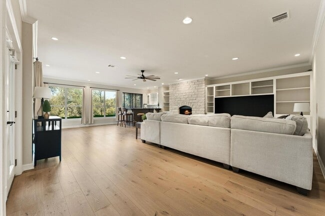 Photo - 2016 Lakeway Boulevard Unit House
