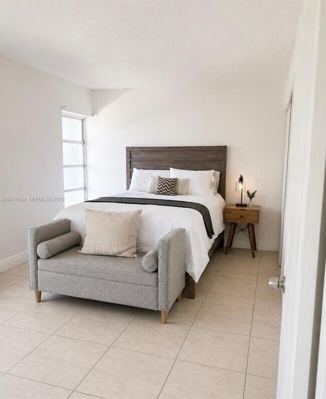 Foto del edificio - 3868 NE 169th St