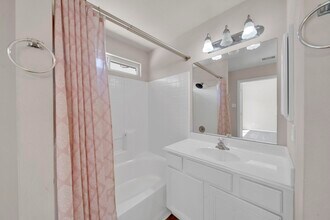 Building Photo - 987 Oak Glen Dr