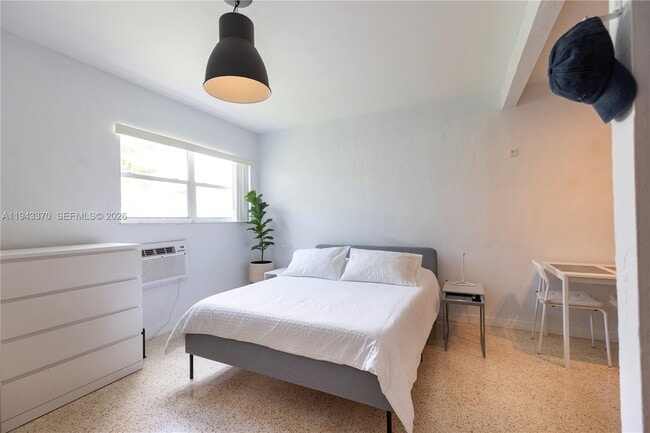 Building Photo - 2825 SW 3rd Ave