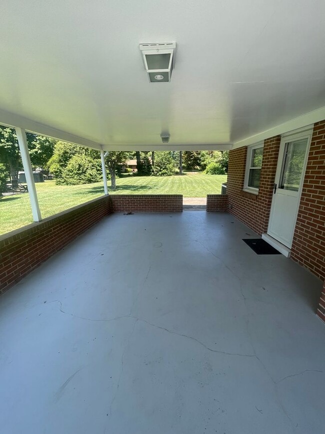 Building Photo - Price improvement! Well cared for rancher ...