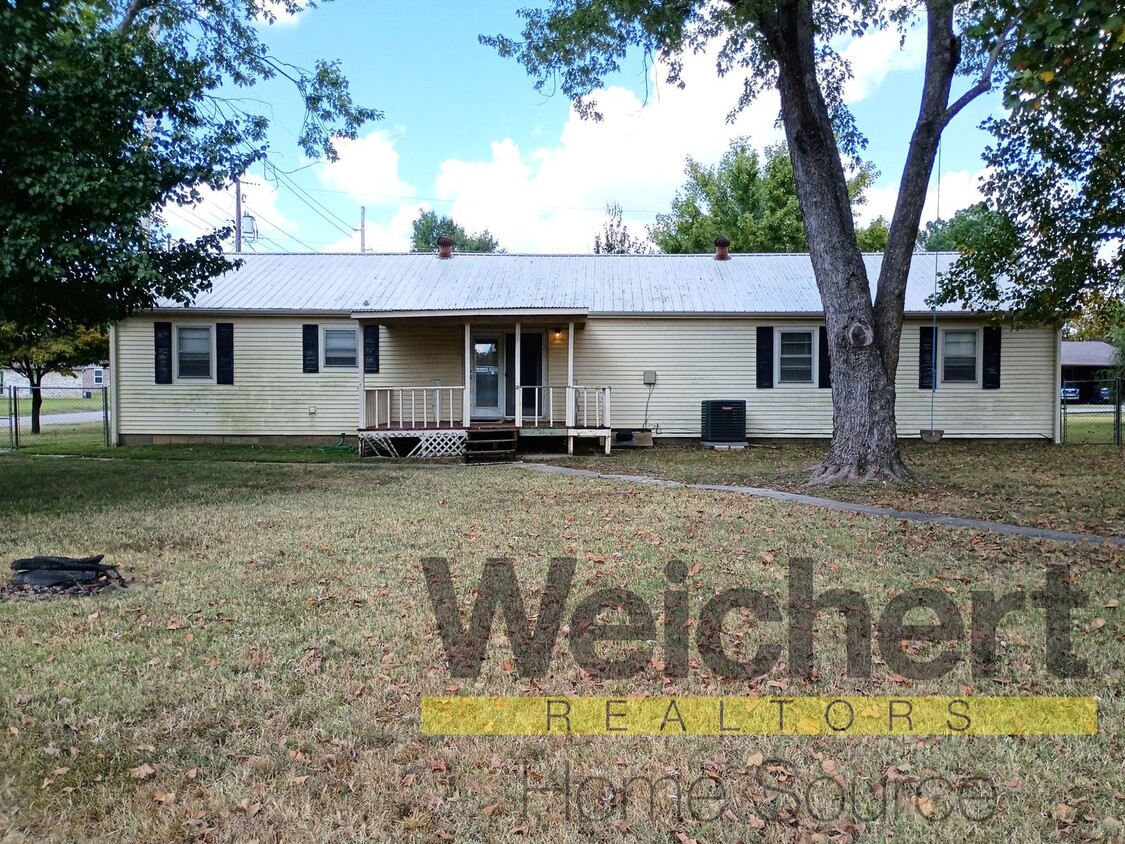 Building Photo - Updated 4-Bed Home with Fenced Yard & Carport