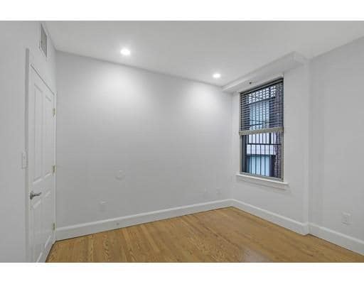 Building Photo - 136 Boylston St