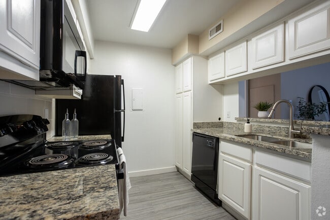 2BR, 2BA - 930SF - 7100 Almeda Apartments