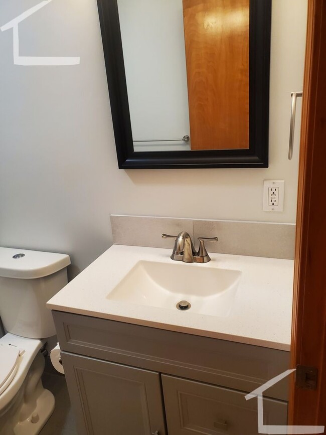 Foto del edificio - Nicely renovated unit with parking included!