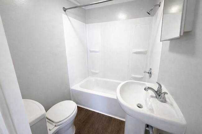 Building Photo - 512 S Cole St