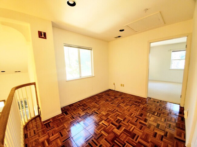 Building Photo - 111 E Poplar Ave