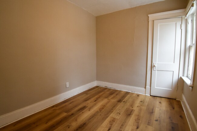 Building Photo - 924 E 150th St