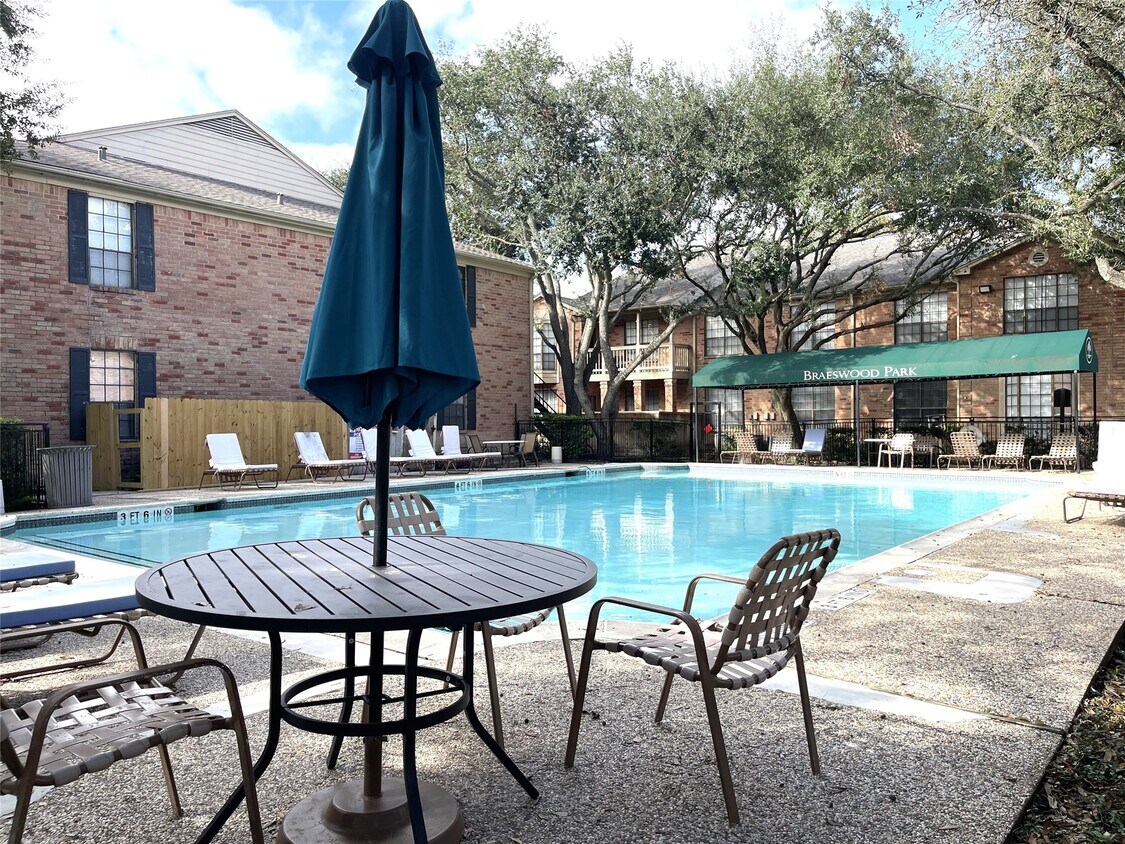 Foto del edificio - 2255 Braeswood Park Dr