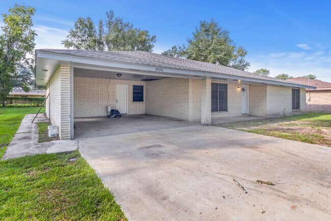 Building Photo - House For Rent
