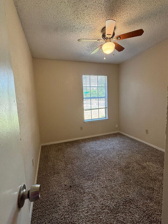 Foto del edificio - 7601-7603 Silveridge Dr