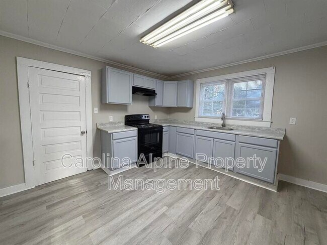 Building Photo - 627 W Kerr St