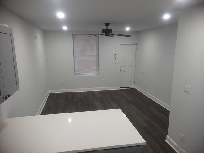 Building Photo - SECTION 8 APPROVED Modern 4br/2ba in West ...