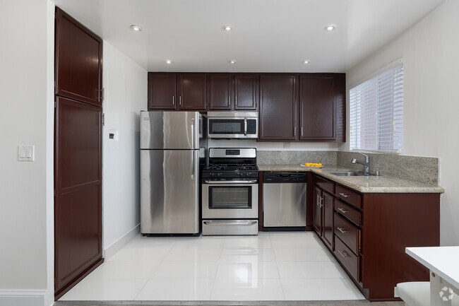 1BR, 1BA - 825SF - Kitchen - 10401 Wilshire