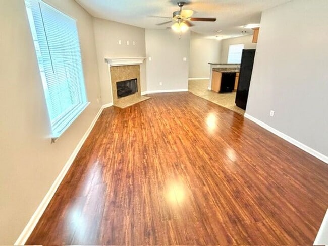 Building Photo - Southeast Memphis 3 Bedroom 2 Bath Home, 2 Car Garage and Fenced Yard