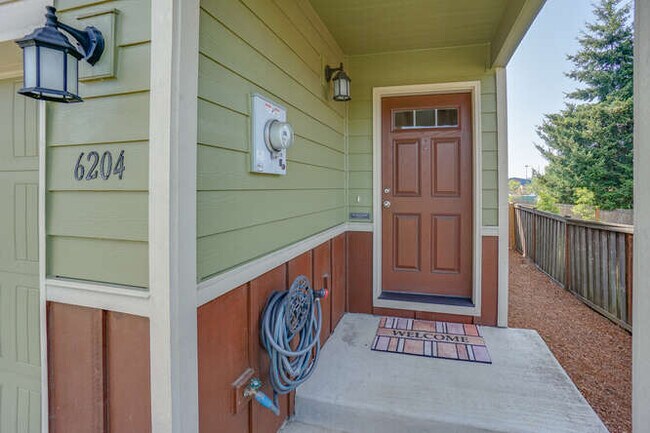 Building Photo - 6204 NE 70th Ct
