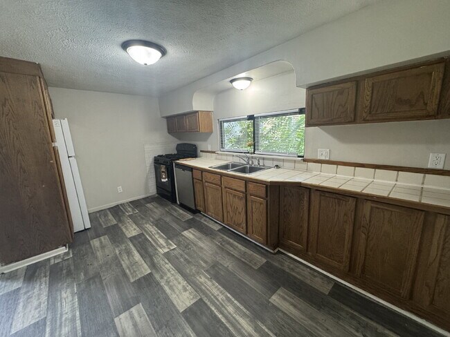 Foto del edificio - Park It Right Here — Spacious 2 Bed with Garage