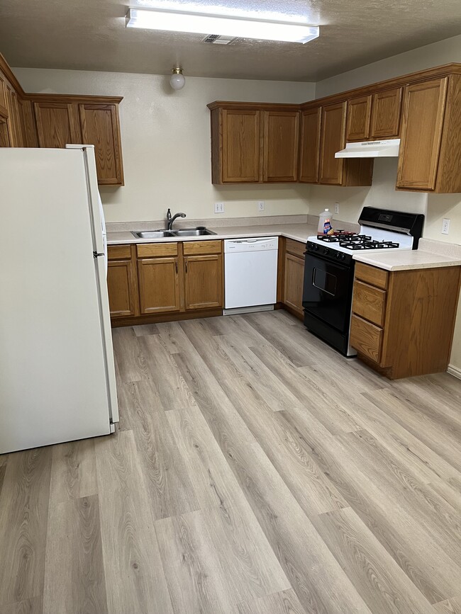 Kitchen with new flooring - 629 W Evans Ridge Cir