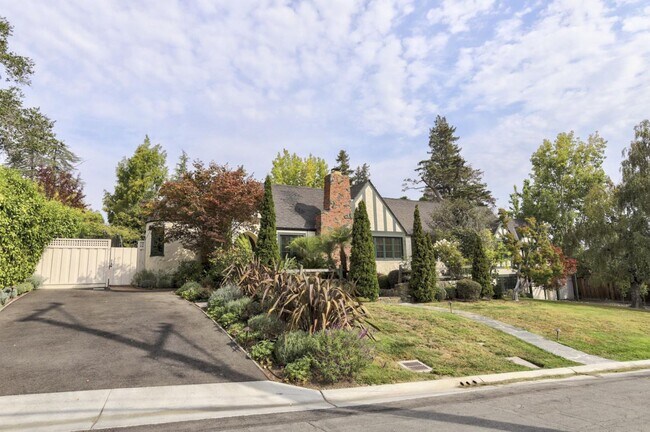 Foto del edificio - 540 Chelmsford Rd